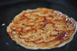 Пицца с копченой колбасой, шампиньонами и моцареллой - фото шага 2