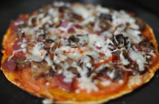 Пицца с копченой колбасой, шампиньонами и моцареллой - фото шага 4