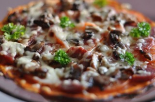 Пицца с копченой колбасой, шампиньонами и моцареллой - фото шага 5