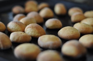 Резники из дрожжевого теста в сметане - фото шага 3