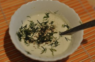 Сметанный соус к драникам - фото шага 2