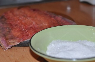 Соленая красная рыба - фото шага 3