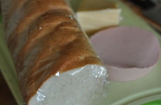 Бутерброды с сыром и колбасой в микроволновке - фото шага 1