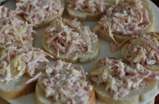 Бутерброды с сыром и колбасой в микроволновке - фото шага 3