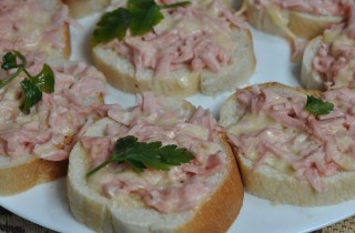 Бутерброды с сыром и колбасой в микроволновке - фото шага 4