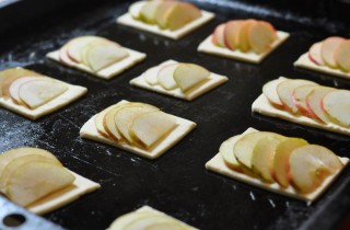 Греческие пирожки с яблоками из слоеного теста - фото шага 3