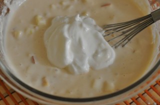 Оладьи с яблоками на кефирном тесте - фото шага 3