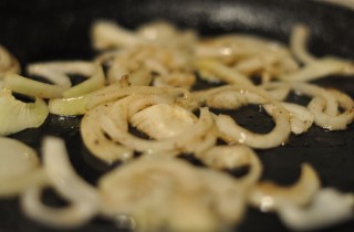 Печень по-берлински с яблоками - фото шага 3