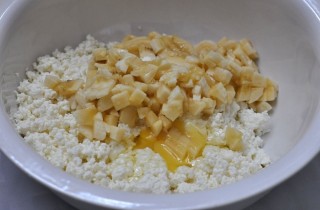 Сырники с бананом - фото шага 2