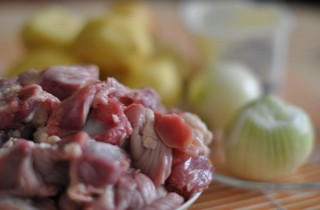 Тушеная картошка с куриными желудками - фото шага 1