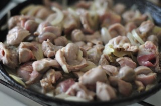 Тушеная картошка с куриными желудками - фото шага 2