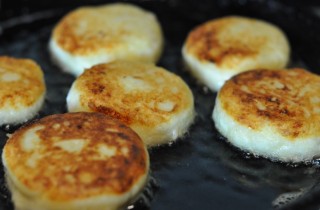 Творожные сырники с манкой - фото шага 4