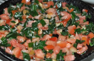 Запеканка из зеленого лука с рисом, помидорами и сыром - фото шага 2