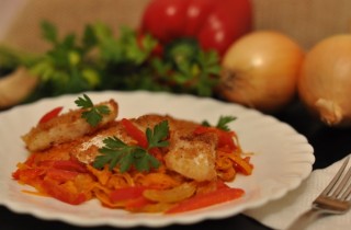 Жареная рыба с овощами