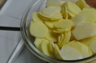 Картофель с чесноком в духовке - фото шага 2