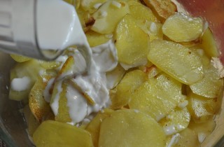 Картофель с чесноком в духовке - фото шага 3