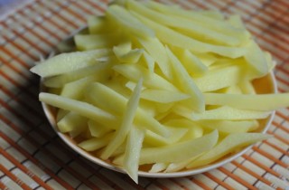 Картофель соломкой в духовке - фото шага 2