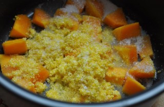 Кукурузная каша с тыквой в мультиварке - фото шага 2