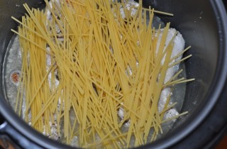 Куриные ножки со спагетти в мультиварке - фото шага 3