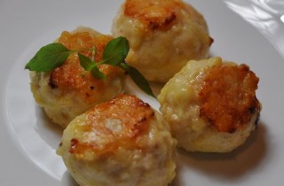 Куриные шарики с сыром в духовке