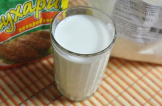 Манные биточки с молочным соусом - фото шага 1