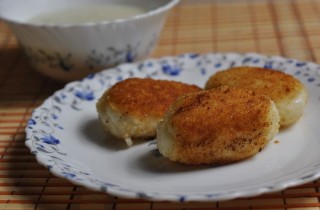 Манные биточки с молочным соусом - фото шага 4