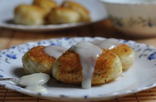 Манные биточки с молочным соусом - фото шага 5