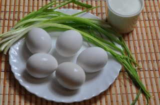 Омлет с зеленью в мультиварке - фото шага 1