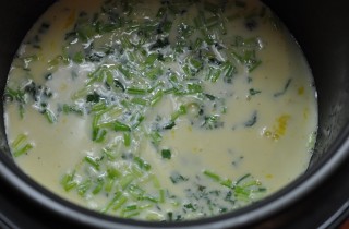 Омлет с зеленью в мультиварке - фото шага 3