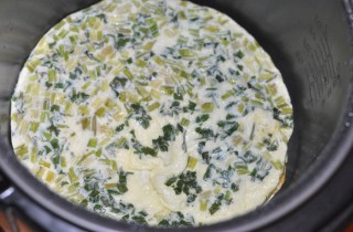 Омлет с зеленью в мультиварке - фото шага 4