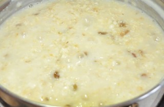 Овсянка на воде с медом, изюмом и яблоками - фото шага 2