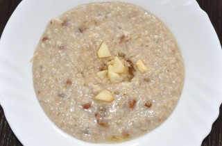 Овсянка на воде с медом, изюмом и яблоками - фото шага 4