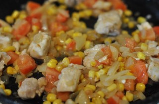 Рис с курицей и овощами в горшочке - фото шага 2