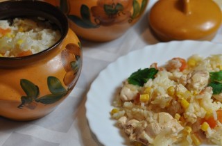Рис с курицей и овощами в горшочке