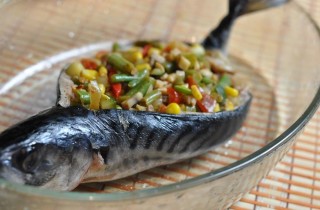 Скумбрия, фаршированная овощами в духовке - фото шага 3