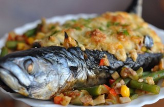 Скумбрия, фаршированная овощами в духовке - фото шага 5