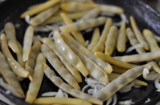 Спаржевая фасоль с чесноком и соевым соусом - фото шага 2
