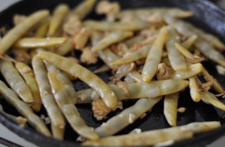 Спаржевая фасоль с чесноком и соевым соусом - фото шага 4