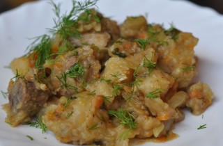Тушеная капуста с мясом и картофелем