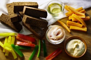 Чесночные гренки из бородинского хлеба - фото шага 1