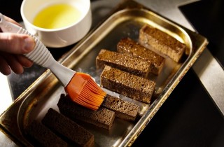 Чесночные гренки из бородинского хлеба - фото шага 2