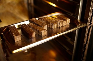 Чесночные гренки из бородинского хлеба - фото шага 3