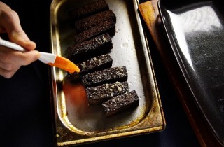 Чесночные гренки из бородинского хлеба - фото шага 4