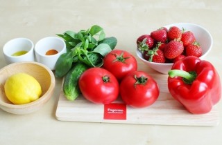 Гаспачо из томатов и клубники - фото шага 1