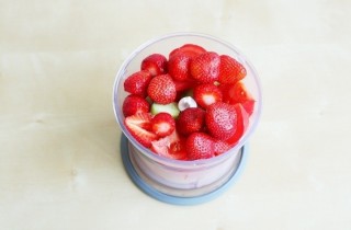 Гаспачо из томатов и клубники - фото шага 6