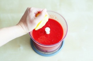 Гаспачо из томатов и клубники - фото шага 7
