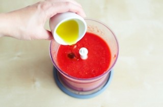 Гаспачо из томатов и клубники - фото шага 8