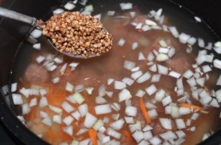 Гречневый суп с фрикадельками в мультиварке - фото шага 8