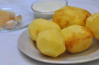 Молодая картошка в сметане - фото шага 1