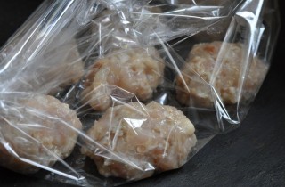 Сочные куриные котлеты в рукаве - фото шага 3